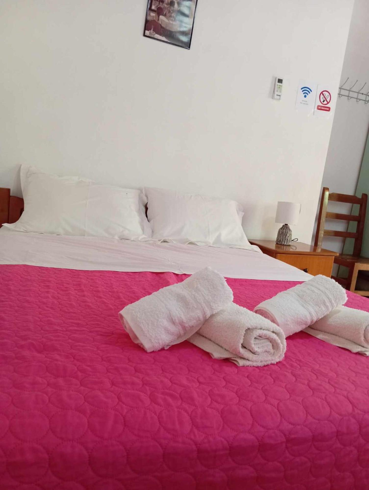 Relaxation Place Himare Bilik gambar